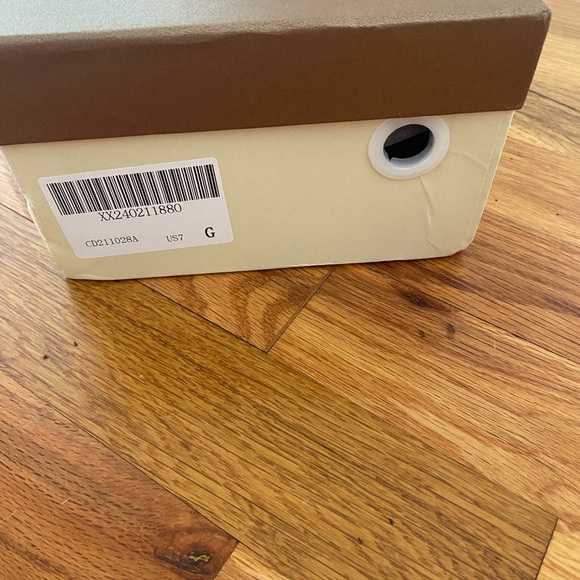 Stunning new size 7 green vegan leather sandals - Picture 7 of 7